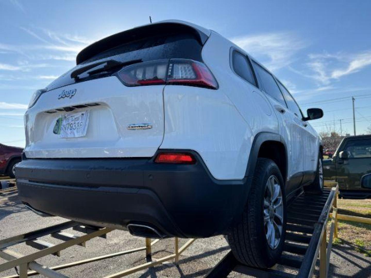 2019 WHITE Jeep Cherokee Latitude Plus FWD (1C4PJLLX0KD) with an 3.2L V6 DOHC 24V engine, 9-Speed Automatic transmission, located at 2715 W Pioneer Pkwy, Arlington, TX, 76013, (817) 265-9009, 32.710262, -97.153236 - Photo#6