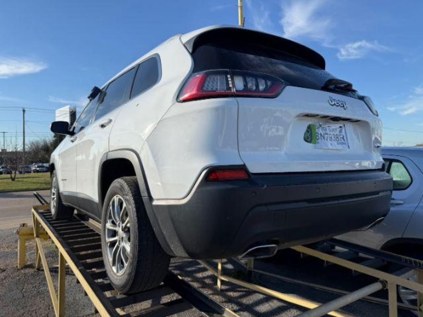 2019 WHITE Jeep Cherokee Latitude Plus FWD (1C4PJLLX0KD) with an 3.2L V6 DOHC 24V engine, 9-Speed Automatic transmission, located at 2715 W Pioneer Pkwy, Arlington, TX, 76013, (817) 265-9009, 32.710262, -97.153236 - Photo#8