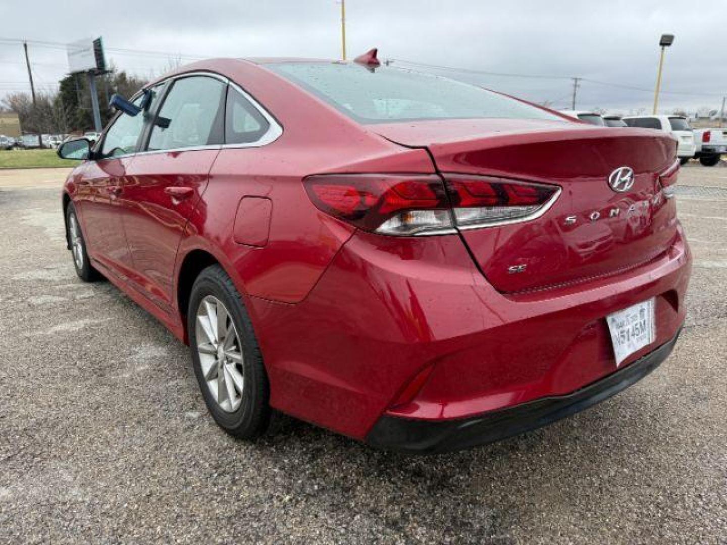 2019 RED Hyundai Sonata SE (5NPE24AF5KH) with an 2.4L L4 DOHC 16V engine, 7-Speed Automatic transmission, located at 2715 W Pioneer Pkwy, Arlington, TX, 76013, (817) 265-9009, 32.710262, -97.153236 - Photo#9