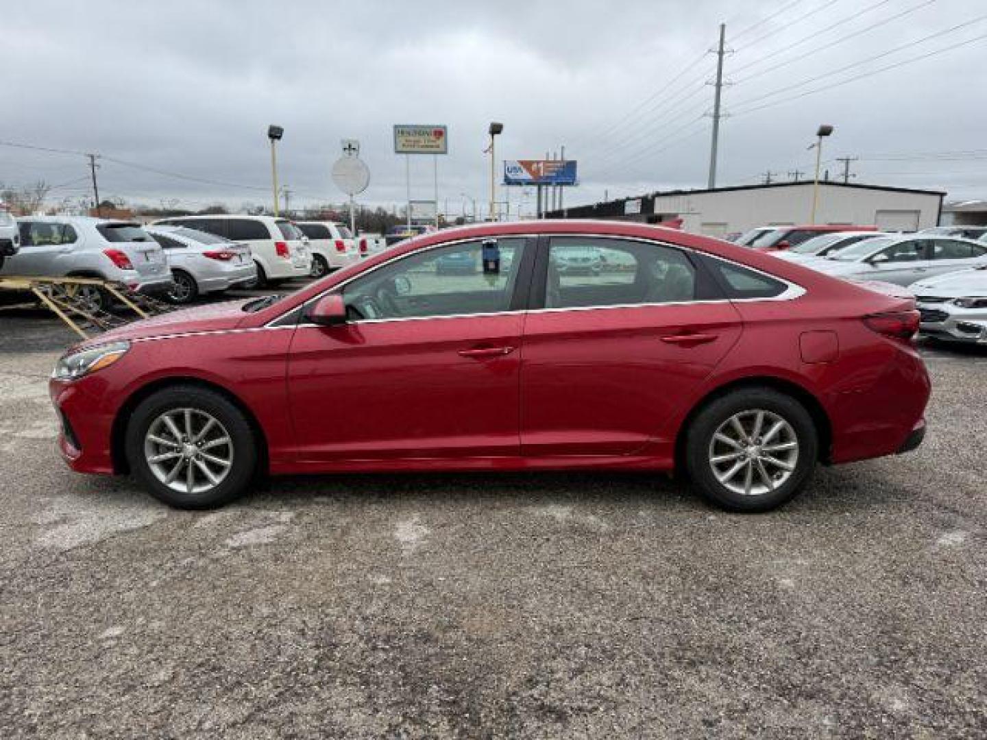 2019 RED Hyundai Sonata SE (5NPE24AF5KH) with an 2.4L L4 DOHC 16V engine, 7-Speed Automatic transmission, located at 2715 W Pioneer Pkwy, Arlington, TX, 76013, (817) 265-9009, 32.710262, -97.153236 - Photo#2