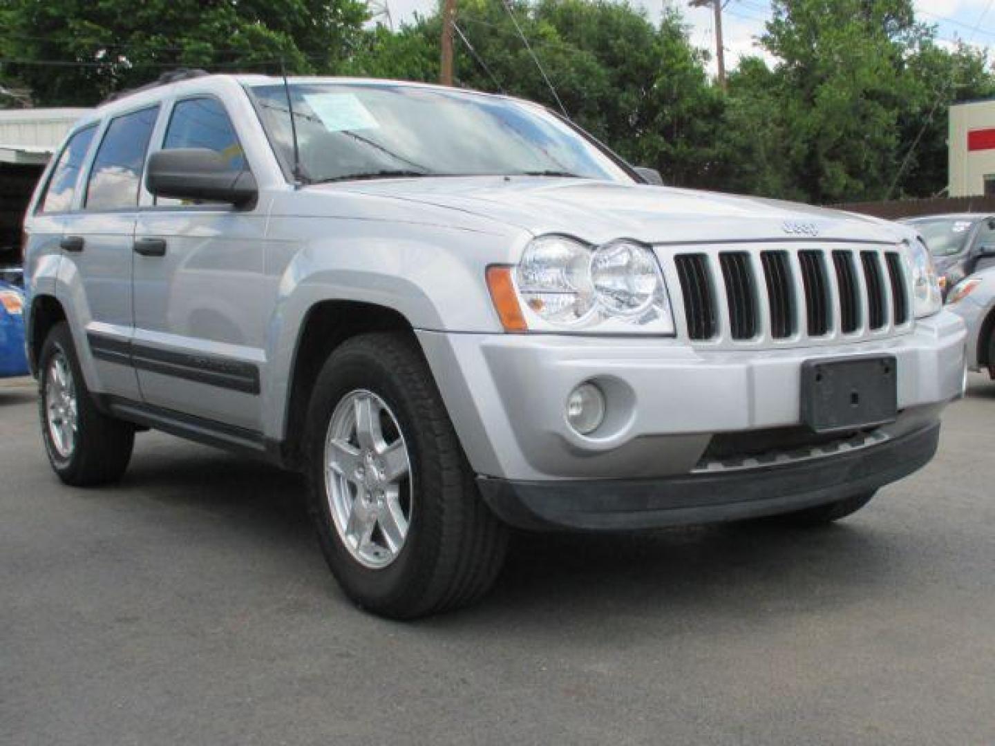 2007 SILVER Jeep Grand Cherokee Limited 2WD (1J8HS58P97C) with an 4.7L V8 SOHC 16V FFV engine, 5-Speed Automatic transmission, located at 2715 W Pioneer Pkwy, Arlington, TX, 76013, (817) 265-9009, 32.710262, -97.153236 - Photo#2