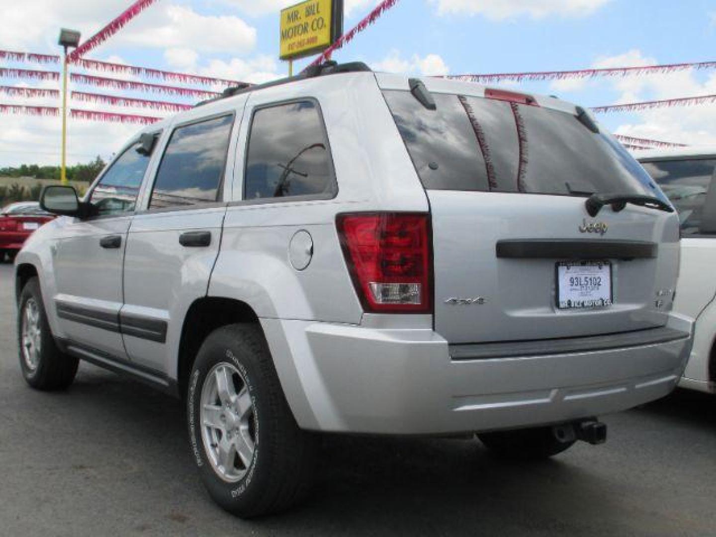 2007 SILVER Jeep Grand Cherokee Limited 2WD (1J8HS58P97C) with an 4.7L V8 SOHC 16V FFV engine, 5-Speed Automatic transmission, located at 2715 W Pioneer Pkwy, Arlington, TX, 76013, (817) 265-9009, 32.710262, -97.153236 - Photo#4