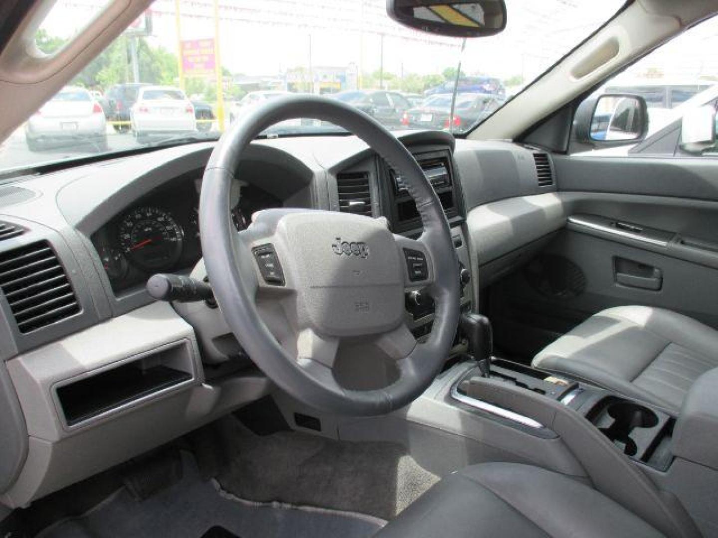 2007 SILVER Jeep Grand Cherokee Limited 2WD (1J8HS58P97C) with an 4.7L V8 SOHC 16V FFV engine, 5-Speed Automatic transmission, located at 2715 W Pioneer Pkwy, Arlington, TX, 76013, (817) 265-9009, 32.710262, -97.153236 - Photo#6