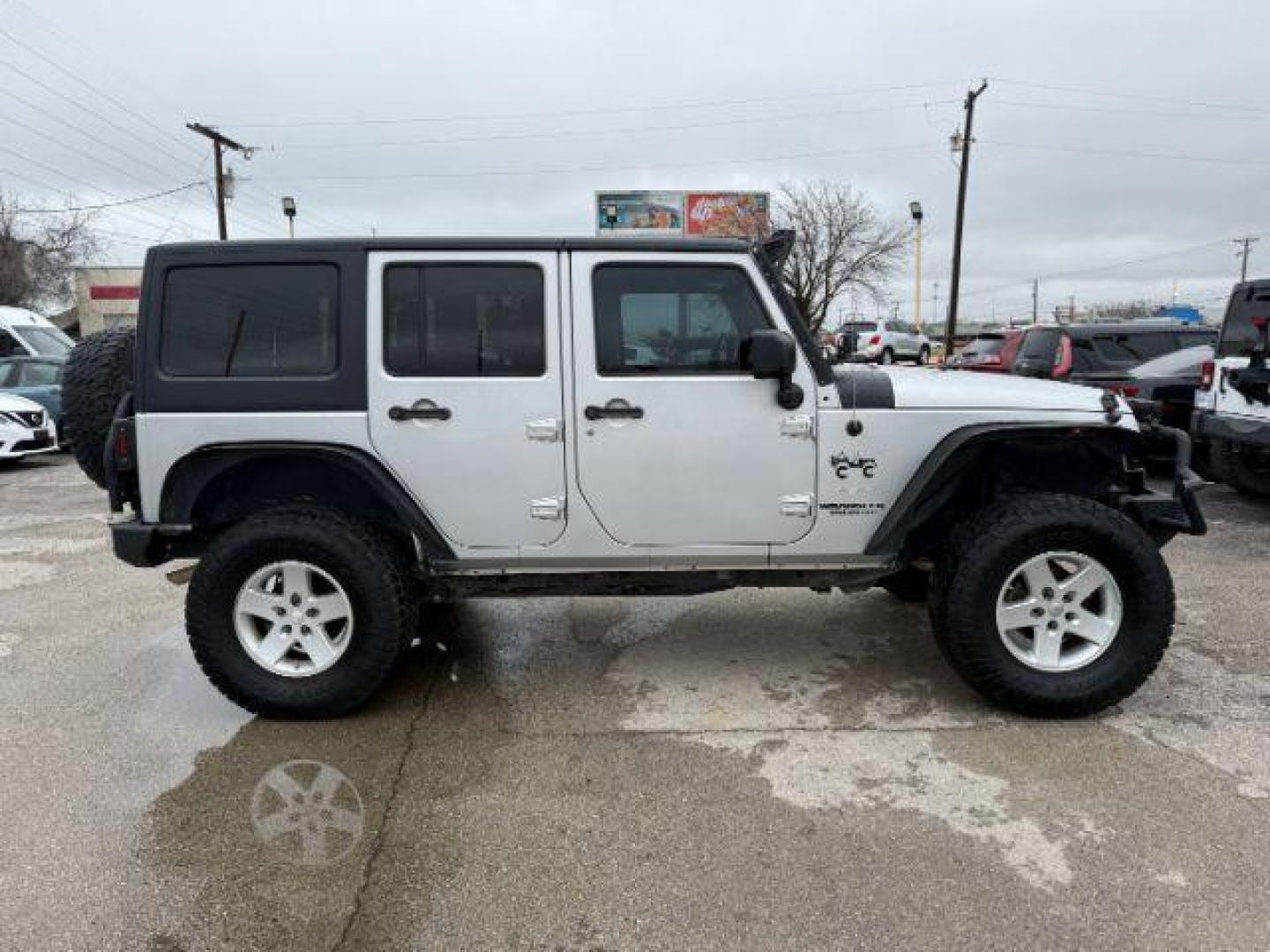 2012 SILVER Jeep Wrangler Unlimited Sahara 4WD (1C4BJWEG9CL) with an 3.6L V6 DOHC 24V FFV engine, located at 2715 W Pioneer Pkwy, Arlington, TX, 76013, (817) 265-9009, 32.710262, -97.153236 - Photo#6